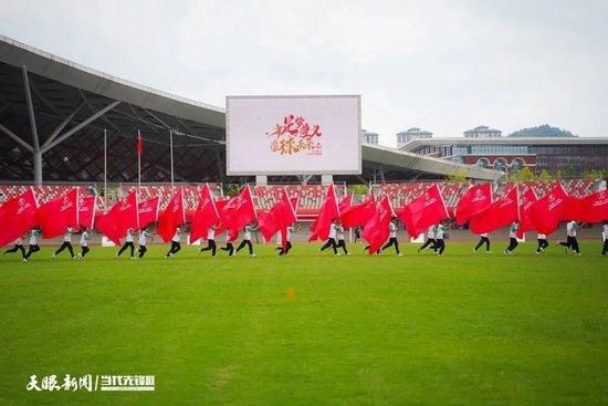 马丁内斯说道：“从足球的角度来看，如今边后卫承担着很大的压力。